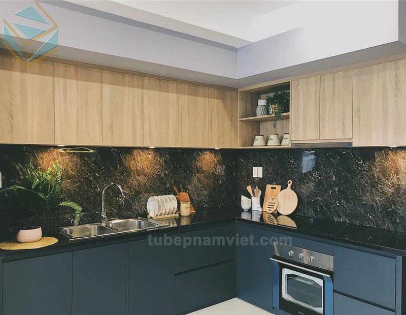Tủ bếp melamine màu xanh đen và vân gỗ
