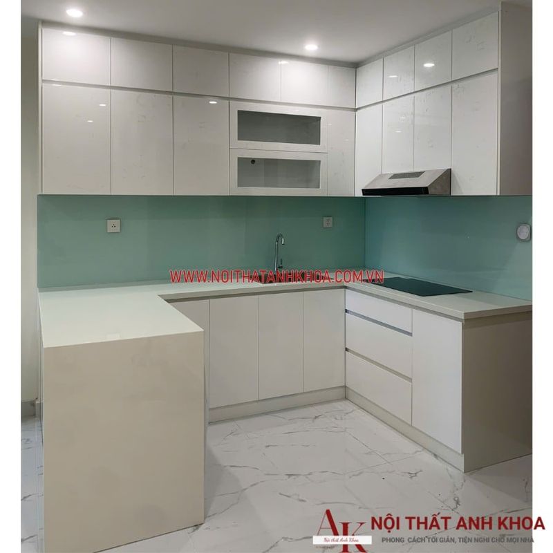 Tủ bếp màu trắng gỗ công nghiệp kết hợp cảnh acrylic
